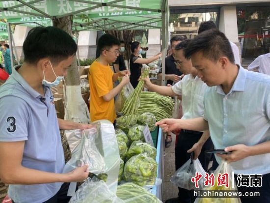 消費助農大集市活動現場，泡椒很快銷售一空。符宇群攝